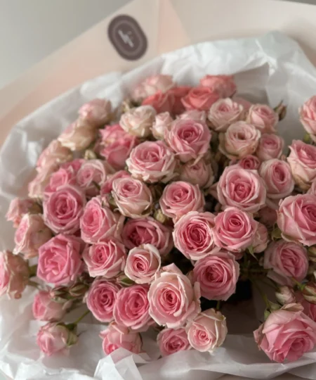 Zbliżenie na różowe różyczki gałązkowe z bukietu Spray Love – delikatny, romantyczny akcent