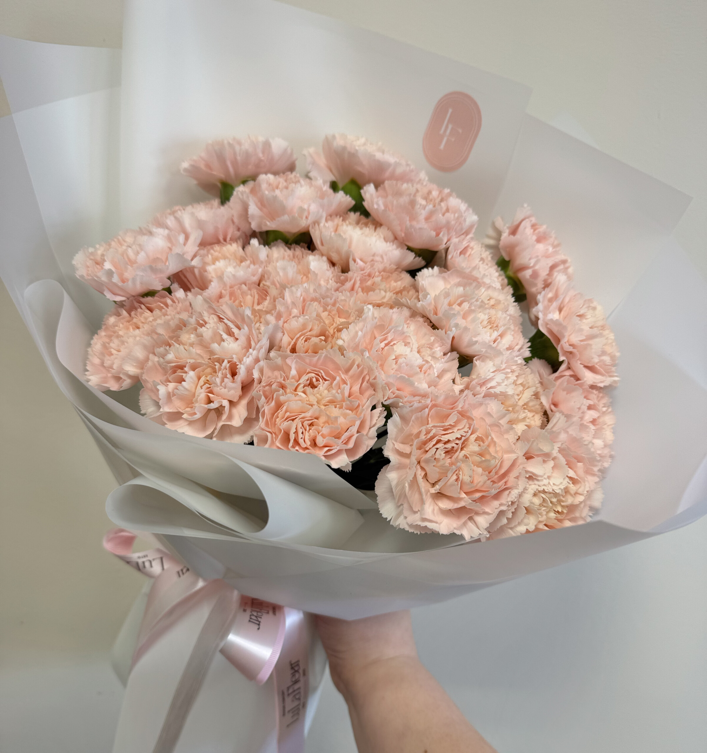 Delikatny bukiet ślubny z jasnoróżowych goździków w romantycznym pastelowym stylu, elegancko ułożony i zaprojektowany przez Lu La Fleur.