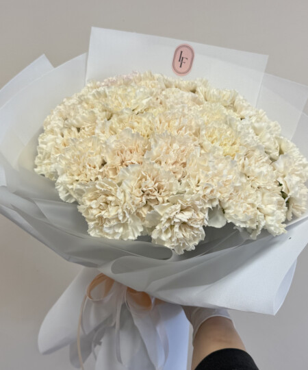Elegancki bukiet ślubny z kremowych goździków w romantycznym, minimalistycznym stylu, tworzący delikatną jasną kompozycję od Lu La Fleur