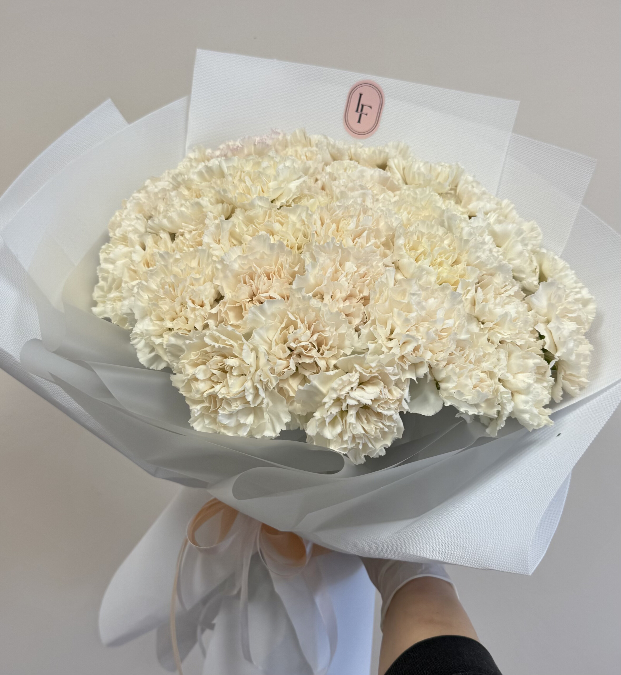 Elegancki bukiet ślubny z kremowych goździków w romantycznym, minimalistycznym stylu, tworzący delikatną jasną kompozycję od Lu La Fleur