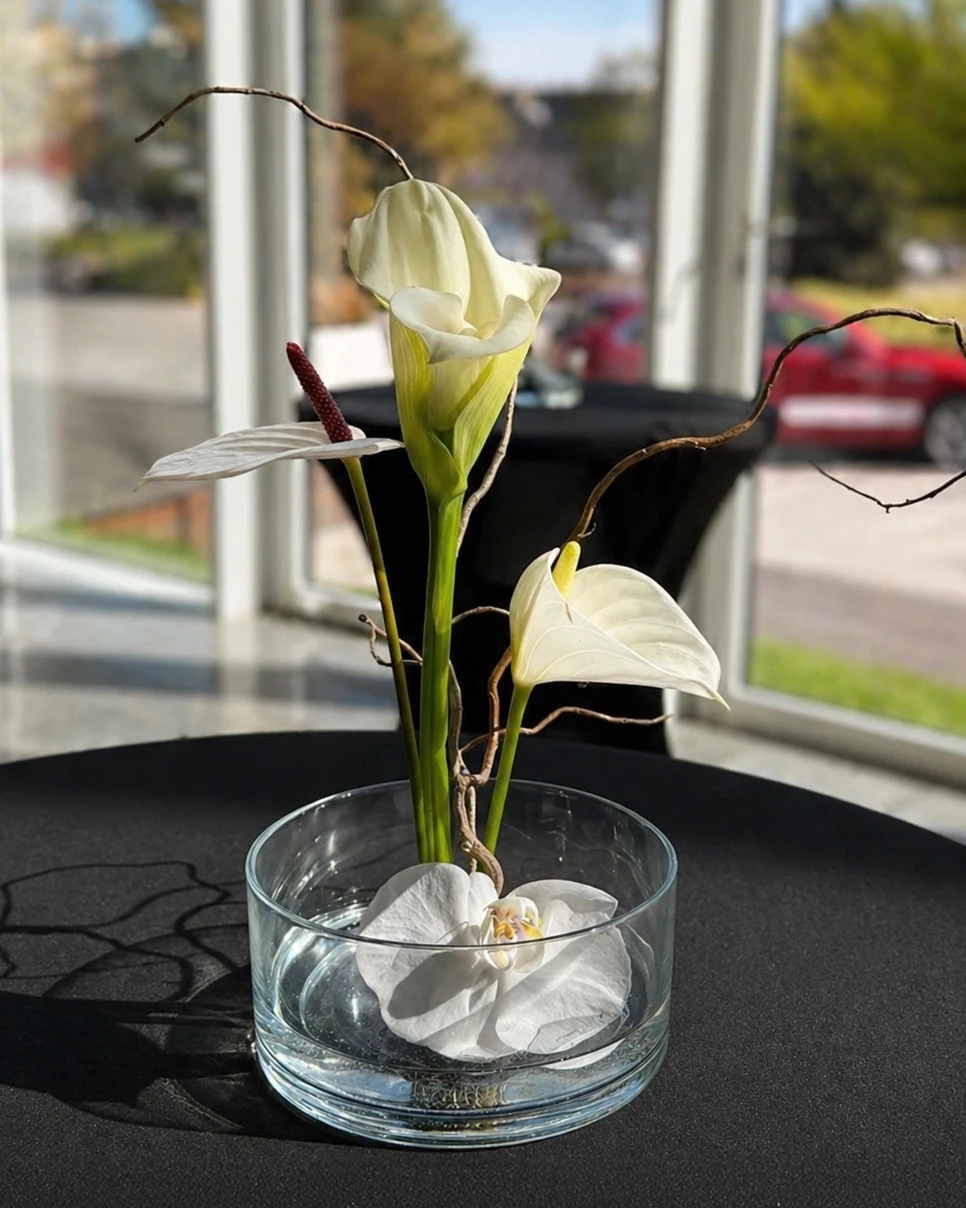 Subskrypcja kwiatów Lu La Fleur – elegancka kompozycja ikebana przy oknie, świeże kwiaty dostarczane regularnie.