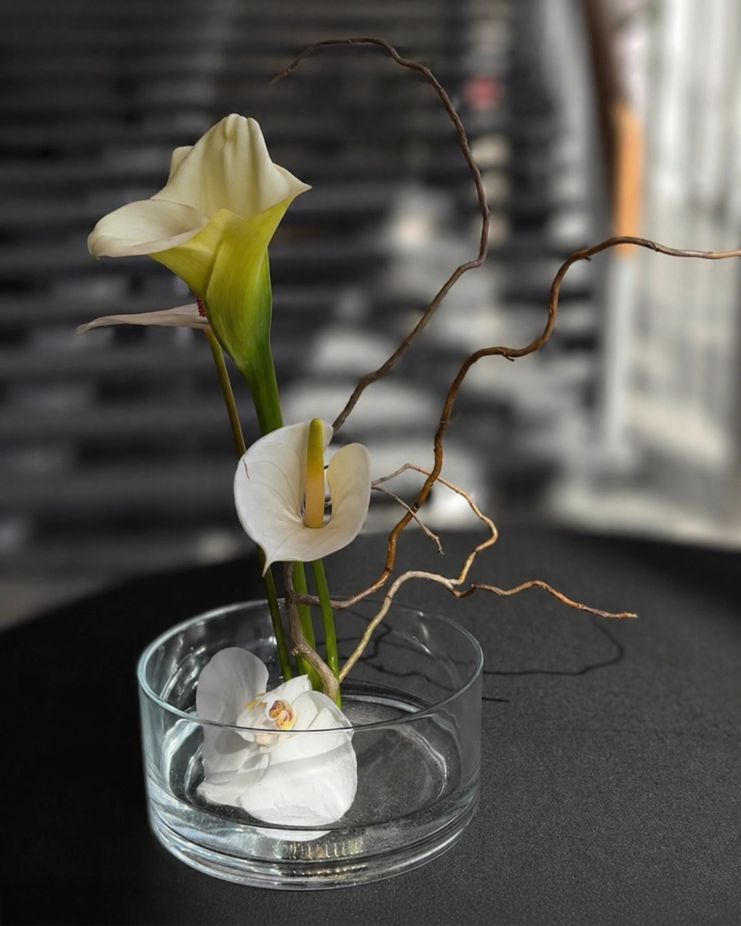 Subskrypcja kwiatowa Lu La Fleur – minimalistyczna kompozycja ikebana z kallą i anthurium w szkle, tworzona na kenzanie.