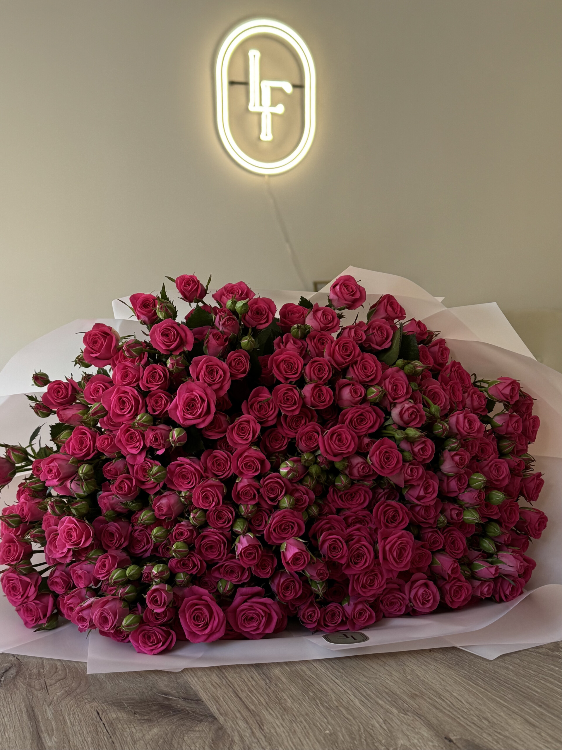 Bukiet Hot Pink Roses z róż gałązkowych w kolorze fuksji od Lu La Fleur z dostawą